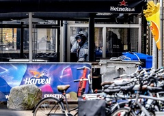 Zamaskiran moški s "torbo polno streliva" v lokalni kavarni zajel talce