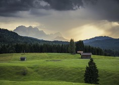 Nad Slovenijo se bodo zgrnili temni oblaki, zaradi padavin povečana nevarnost plazov