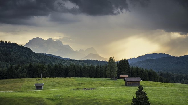 Nad Slovenijo se bodo zgrnili temni oblaki, zaradi padavin povečana nevarnost plazov (foto: Profimedia)