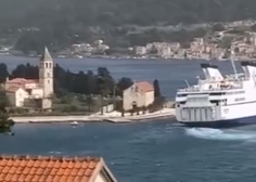 Strašljiv posnetek s hrvaškega Visa: trajekt skoraj nasedel na obalo (VIDEO)
