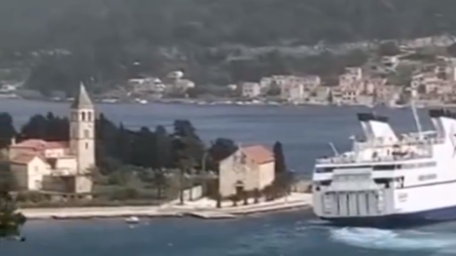 Strašljiv posnetek s hrvaškega Visa: trajekt skoraj nasedel na obalo (VIDEO) (foto: Omrežje X/@blazjemec69)