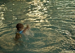Tragični poskus reševanja dveletne deklice iz bazena: ob reševanju umrla tako oče kot dedek ...