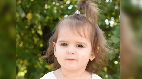 Oči se vam bodo zasolzile: mamica objavila posnetek majhne Danke, kako nasmejana sedi v njenem naročju