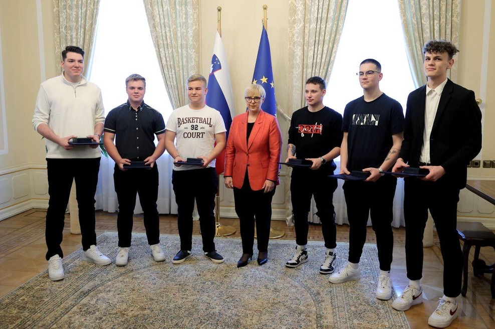 Dijaki so prvi prejemniki posebne zahvale predsednice republike za plemenito dejanje. (foto: Daniel Novakovič/STA)