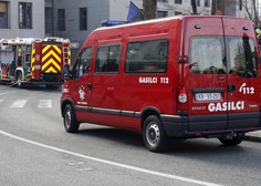 Požar v Kranju: tri ljudi odpeljali v bolnišnico