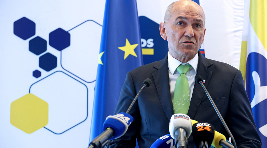 Janez Janša in Milan Zver ostro nad podpredsednico Evropske komisije: očitata ji vpliv na delovanje slovenskih institucij (foto: Borut Živulovič/Bobo)