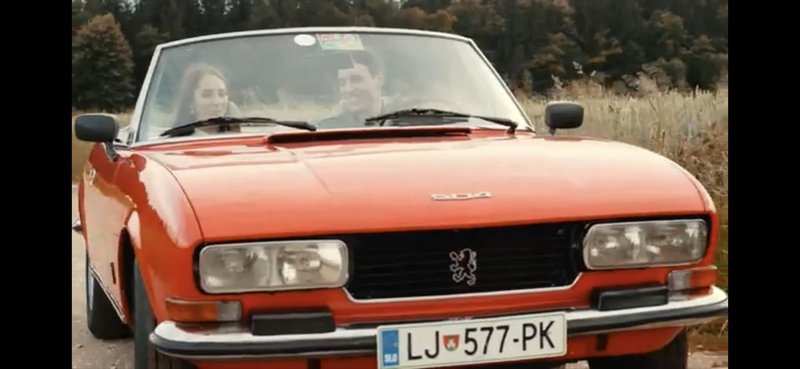 Rdeč avto v video spotu Midva