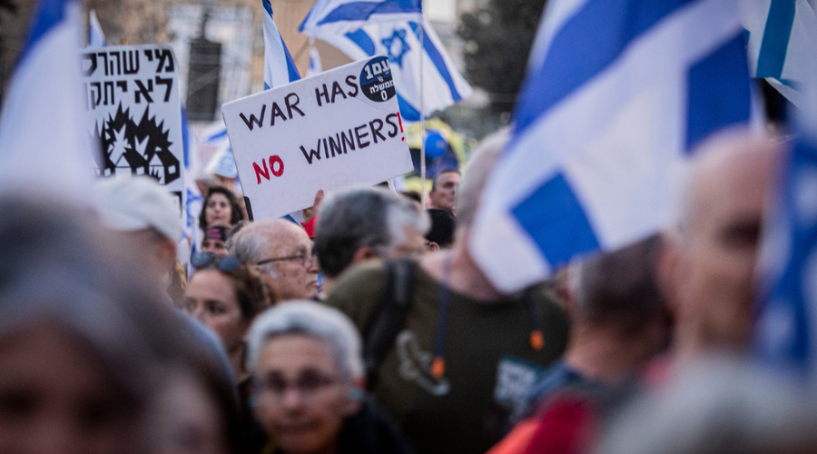 Obsežni protivladni protesti v Izraelu: sorodniki Hamasovih talcev vdrli v parlament in polivali rumeno barvo (foto: Profimedia)