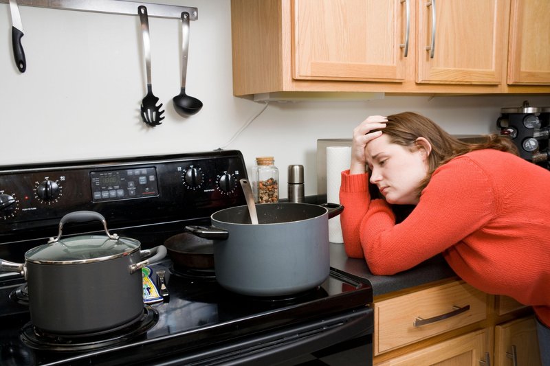 Kuhanje je lahko zelo stresno. Ko smo izčrpani ali pod stresom lahko priprava obrokov postane dodatna obremenitev.