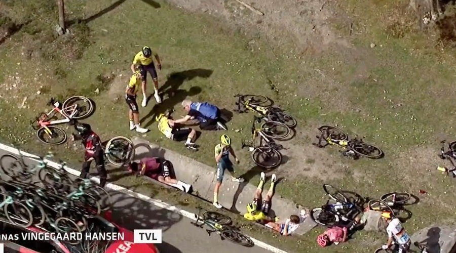 Grozljiv padec že drugič zaporedoma odnesel Rogliča, dirka ustavljena (VIDEO) (foto: X Dratpirsna)