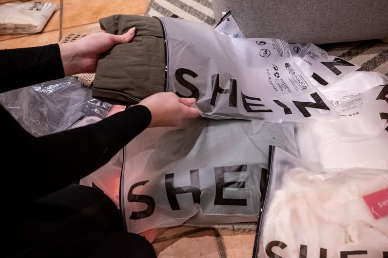 Povprečen kupec Sheina mesečno zapravi skoraj 100 evrov, oblačila pa tudi zelo hitro odvrže.