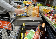 Blagajničarka v trgovini je znanega pevca spravila v hudo zadrego, tega ni pričakoval in bilo mu je izjemno nerodno