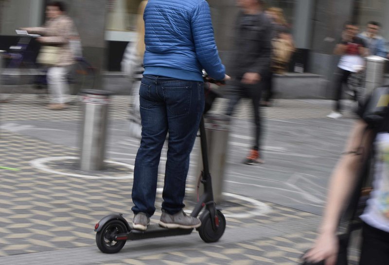 Saj ni res, pa je: v tej evropski državi uvajajo omejitev hitrosti za pešce