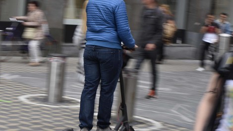 V Ljubljani zbil peško in jo hudo poškodovano pustil na pločniku