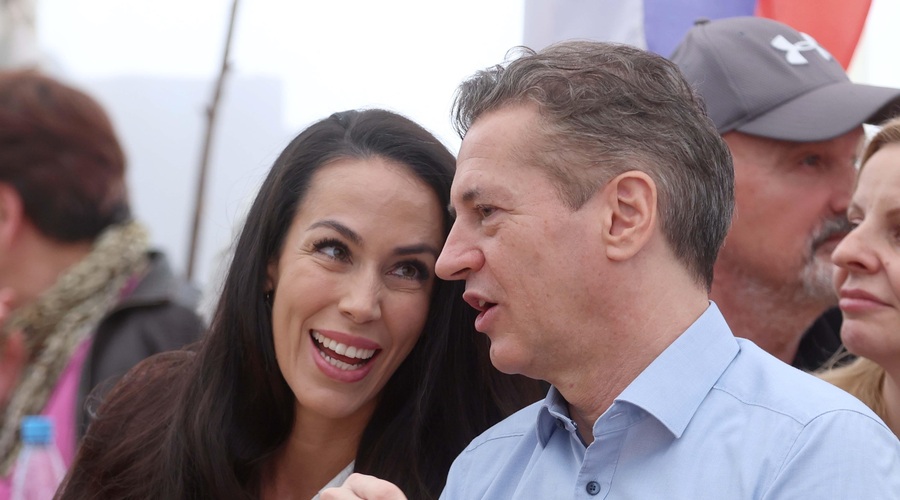 Smeh je pol zdravja: na pikniku Golobove stranke tudi Tina Gaber, ki ni skrivala dobre volje! (foto: Borut Živulović/Bobo)