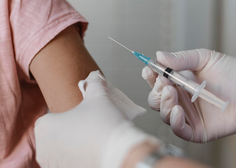 Kako pristopiti do staršev, ki nasprotujejo cepljenju svojih otrok? Ključna je umirjena komunikacija