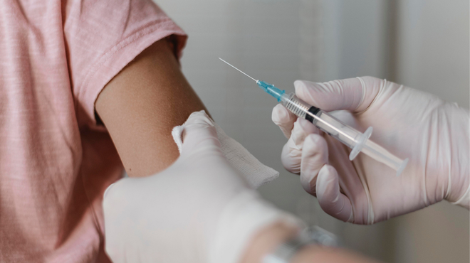 Kako pristopiti do staršev, ki nasprotujejo cepljenju svojih otrok? Ključna je umirjena komunikacija (foto: Profimedia)