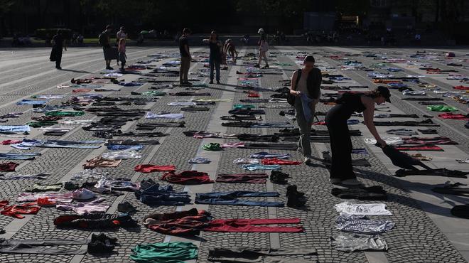 V središču Ljubljane protestniki z oblačili prekrili trg (foto: Borut Živulović/Bobo)