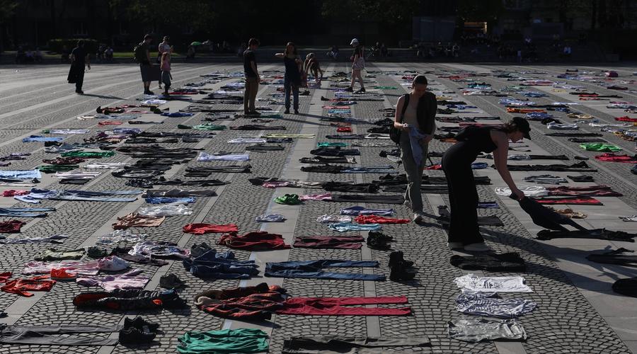 V središču Ljubljane protestniki z oblačili prekrili trg (foto: Borut Živulović/Bobo)