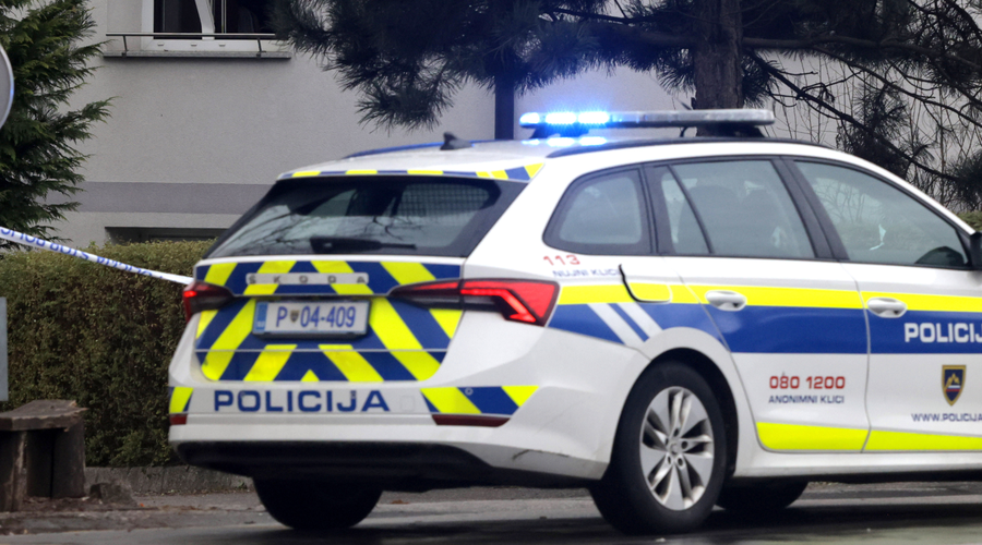 Mirna nedelja je v Mariboru postregla s policijsko akcijo: pridržali so 30-letnega moškega, ki je z ostrim predmetom ... (foto: Bobo)