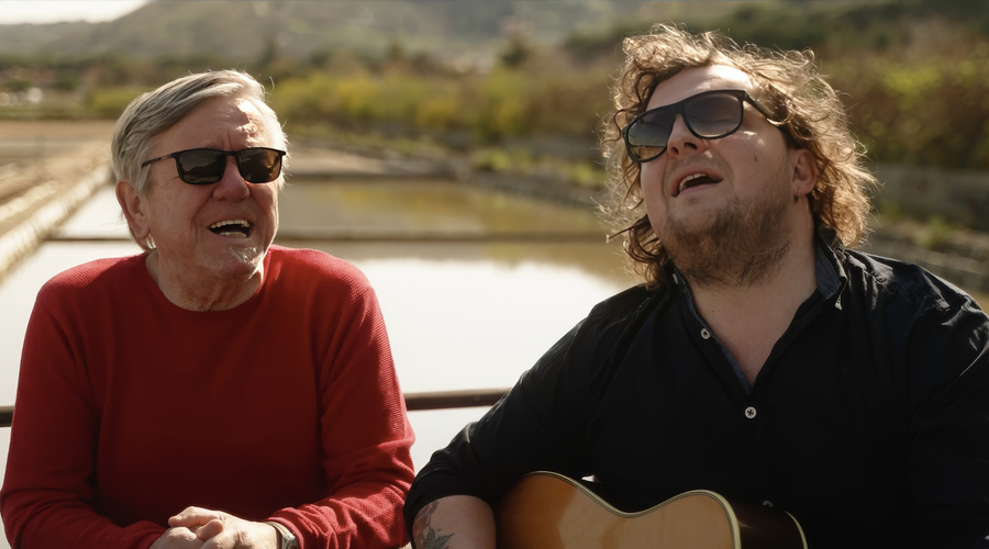 Dve generaciji glasbenikov: primorski duet, ki združuje talent in izkušnje (foto: YouTube/ Lean Kozlar Luigi/zaslonski posnetek)