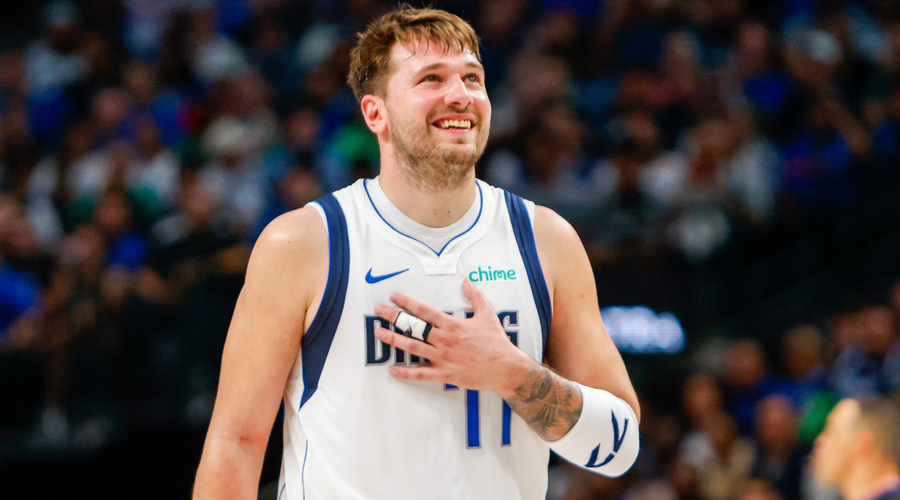 Luka Dončić in Kyrie Irving z izjemno predstavo blestela v teksaškem derbiju (skupaj sta dosegla kar 85 točk) (foto: Profimedia)