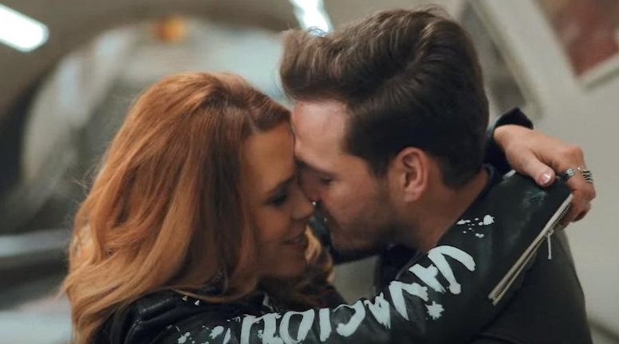 Nika Zorjan v objemu tega znanega Slovenca (vam je kaj znan?) (foto: YouTube/Nika zorjan/zaslonski posnetek)