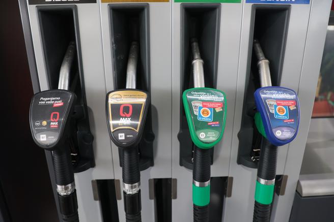 Znane so nove cene goriv: se splača natankati danes ali počakati?