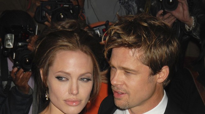 Brada Pitta bremeni nova obtožba nasilja nad Angelino Jolie, njihova družinska situacija pa naj bi se kmalu spremenila (foto: Profimedia)