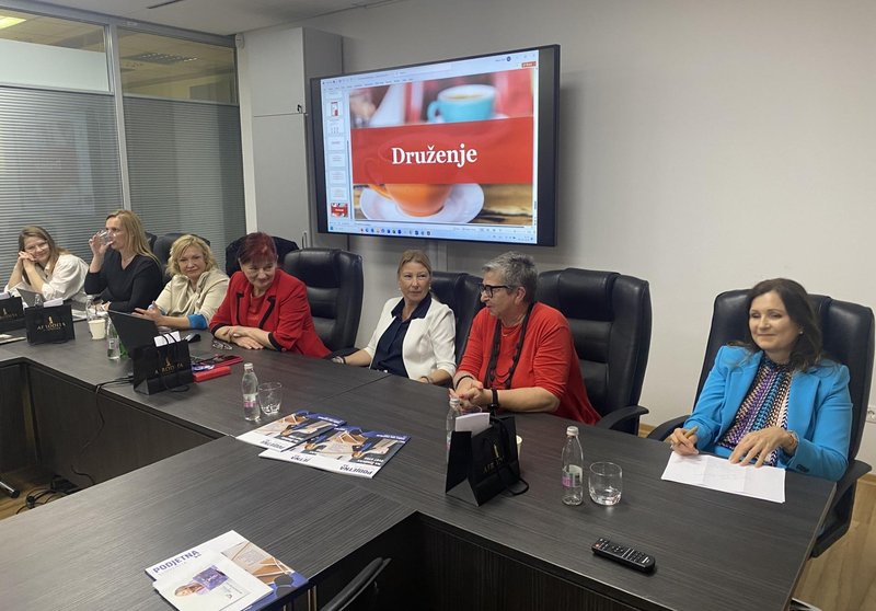 Govornice na novinarski konferenci od leve proti desni: Mojca Metelko (Zavod Knof), Nika Prhaj (Zavarovalnica Triglav), Irena Linasi (Tim Valores), Marta Turk (vodja 500 podjetnic), Mojca Skalar Komljanc (Spirit Slovenija), Breda Krašna (ZPMS) in Mojca Koprivnikar Černelč (Prosperia).