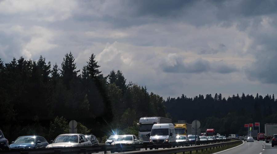 Na primorski avtocesti počilo, nastajajo daljši zastoji (foto: Bobo)