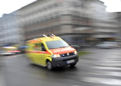 Reševalno vozilo je drvelo v bolnišnico, ko je prednost izsililo drugo vozilo