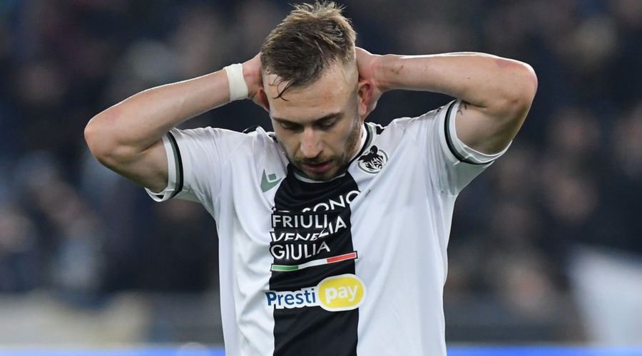 Slovenskega nogometnega reprezentanta z igrišča odnesli na nosilih: kaj to pomeni za prihajajoče evropsko prvenstvo? (foto: Profimedia)