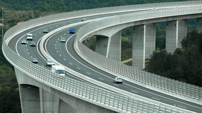 Grozljivka na viaduktu Črni kal, tovorno vozilo je delno stalo na voznem pasu ... potem pa je počilo! (foto: Srdjan Živulovič/Bobo)