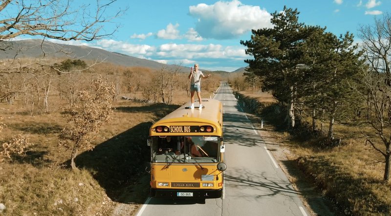 Domen Kumer na strehi avtobusa.