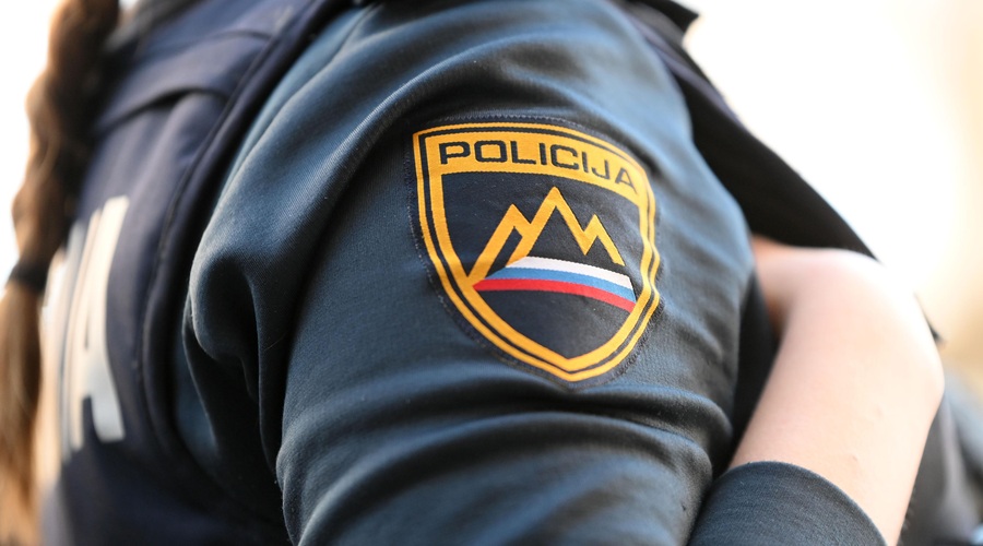 Murskosoboški policisti preprečevali medvrstniško nasilje: zasegli so prepovedano drogo, pirotehniko in hladno orožje (foto: Žiga Živulovič jr. /BOBO)