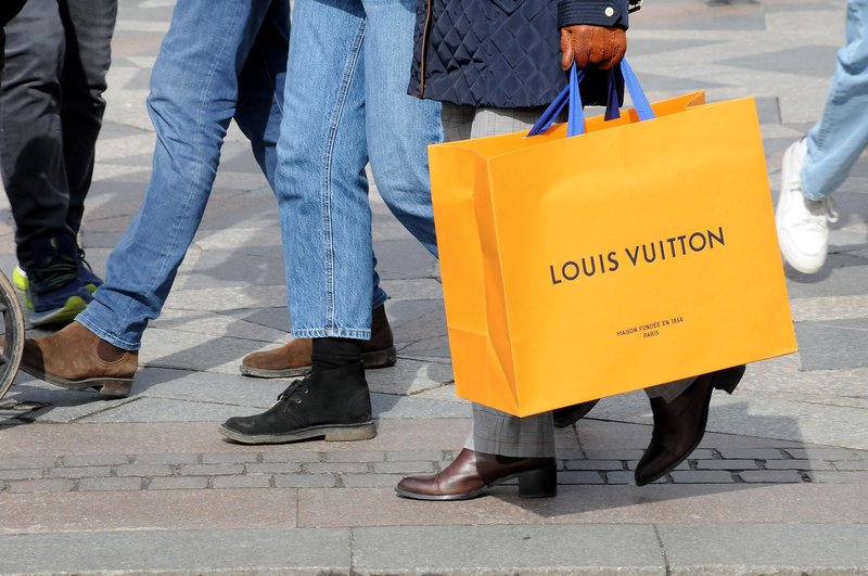 Prepoznavna nakupovalna vrečka Louis Vuittona.