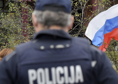 Slovenska državljana v 'vojni' s policijo: po provokacijah so jima policisti v večjem številu potrkali na vrata, onadva sta vse posnela
