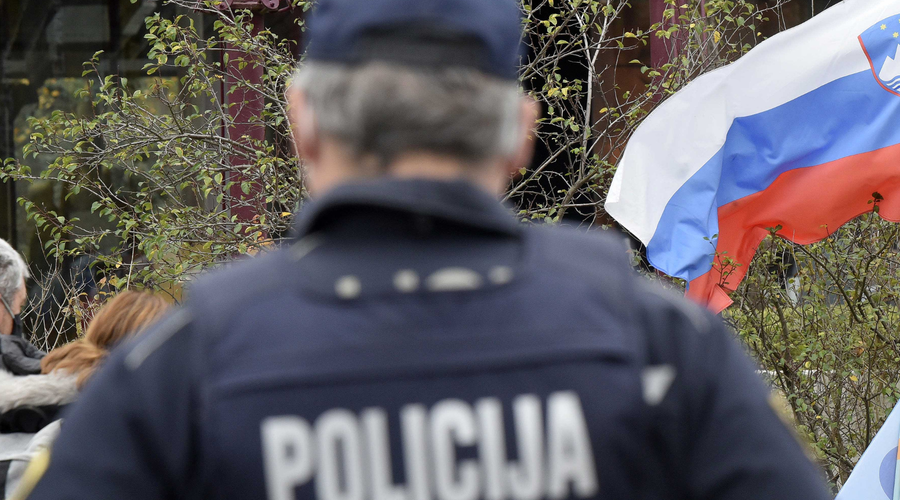 Slovenska državljana v 'vojni' s policijo: po provokacijah so jima policisti v večjem številu potrkali na vrata, onadva sta vse posnela (foto: Žiga Živulovič jr./Bobo)