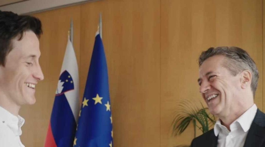 Peter Prevc od Goloba dobil kar dve darili: "Zdaj, ko si mlajši upokojenec ..." (eno pa sploh ni bilo zanj) (foto: Instagram/Robert Golob/posnetek zaslona)