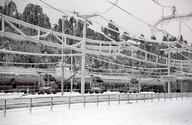 Žled na železniški postaji Postojna, februar 2014.