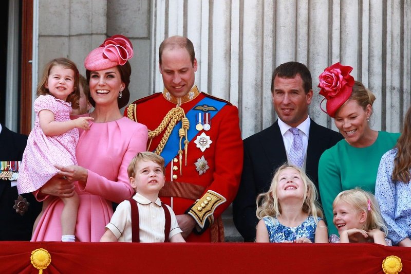 Peter Phillips in Lindsay Wallace z ostalimi člani kraljeve družine na balkonu Buckinghamske palače junija 2017