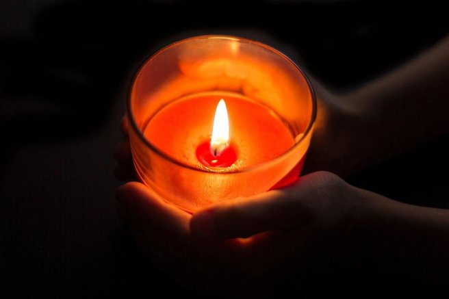 sveča goreča sveča