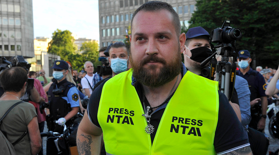 Organizacija razvpitega pripadnika rumenih jopičev izgubila status društva v javnem interesu (dobili so ga pod Janševo vlado) (foto: Srdjan Živulovič/Bobo)