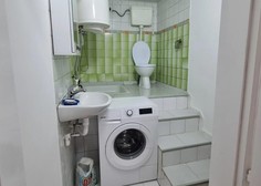 Stanovanje oddaja za 400 evrov na mesec, kopalnica pa taka