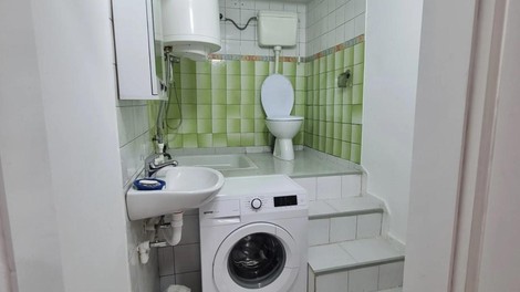Stanovanje oddaja za 400 evrov na mesec, kopalnica pa taka