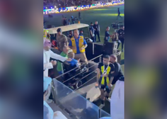 Bizarni prizori iz Savdske Arabije: po finalu savdskega superpokala s tribune bičal nogometnega zvezdnika (VIDEO)