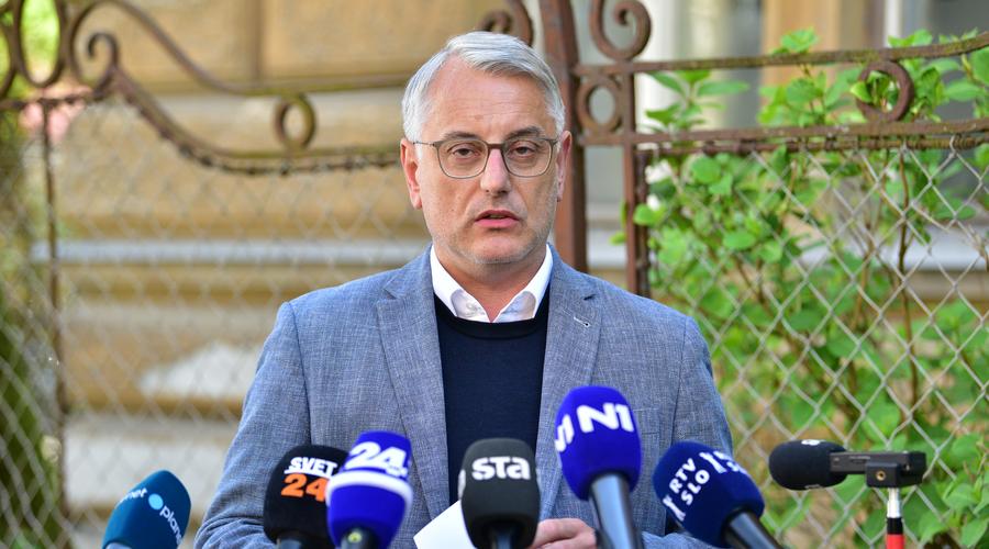 Matjaž Han se v kandidaturo podaja zelo pomirjen (kaj ponuja?) (foto: Bobo)