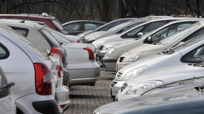 Kaj narediti, če je na parkirnem mestu dlje časa parkirano zapuščeno vozilo, ga lahko prijavite? (foto: Bobo)