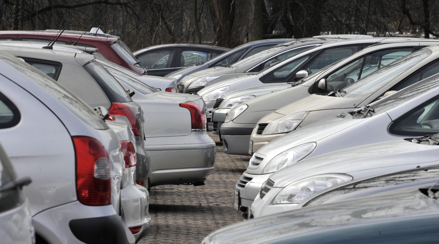 Kaj narediti, če je na parkirnem mestu dlje časa parkirano zapuščeno vozilo, ga lahko prijavite? (foto: Bobo)